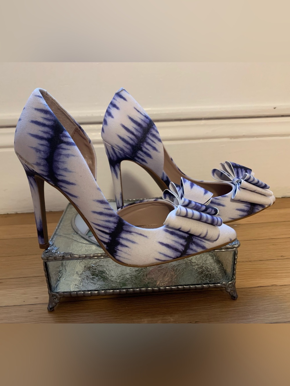 EUC BETSEY JOHNSON Blue & White Tie Dye Hi-Heel Pumps with Bow size 6M